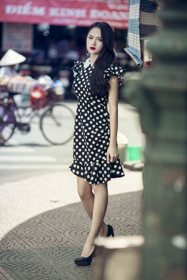 Điệu đà với váy chấm bi.